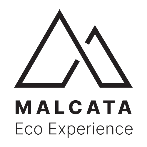 Logo Malcata Eco Experience. Dois tri&acirc;ngulos sobrepostos que formam tr&ecirc;s tri&acirc;ngulos ao todo - dois grandes e um pequeno - que simbolizam as montanhas.  Por baixo est&aacute; escrito Malcata, a negrito e numa linha superior, e, na linha de baixo, Eco Experience.